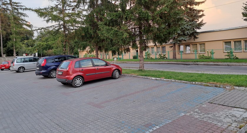 Sygnały Czytelników: Miejsca uprzywilejowane na Focha są, ale słabo widoczne