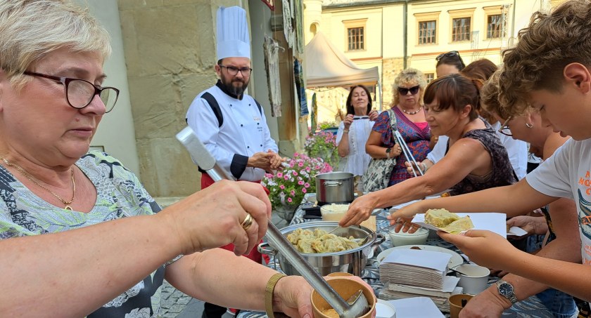 Zamkowe fuczki i gołąbki zrobiły furorę! Festiwalu „Na styku kultur” w Krasiczynie