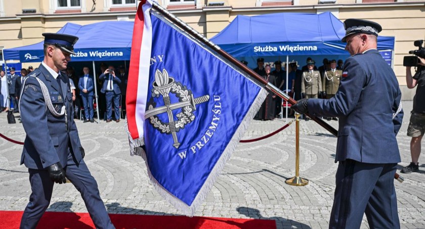 Funkcjonariusze służby więziennej w Przemyślu przyjęli sztandar