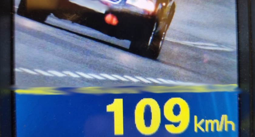 Pędził 109 km/h w terenie zabudowanym. Pożegnał się z prawkiem 