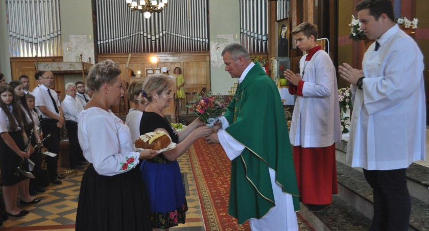 Poczęstowali tegorocznym chlebem gospodarza i mieszkańców