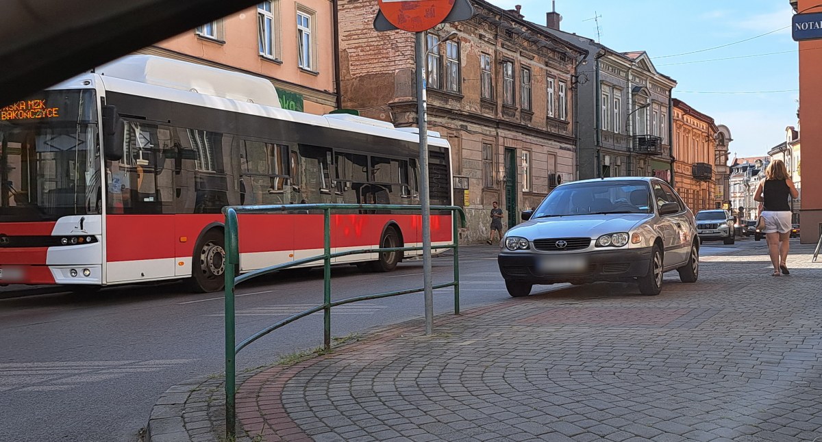 Mieszkańcy Przemyśla: – Bezpieczny wyjazd z ulicy Tuwima powinien być priorytetem!
