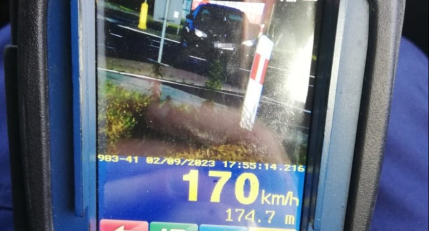 22-letni kierowca bmw przekroczył dopuszczalną prędkość o 120 km/h! Wyprzedzał na przejściu