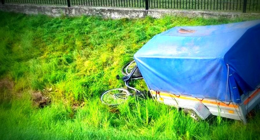 Przyczepka oderwała się od suzuki i zepchnęła rowerzystkę do rowu