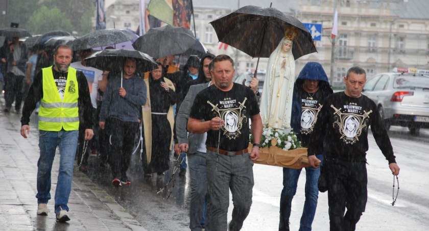 Wrześniowy Męski Różaniec w Przemyślu. Strugi deszczu nie przeszkodziły w modlitwie