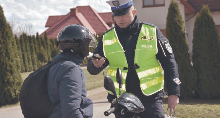 Widna Góra: kierujący motorowerem przewrócił się na zakręcie. Był pijany 