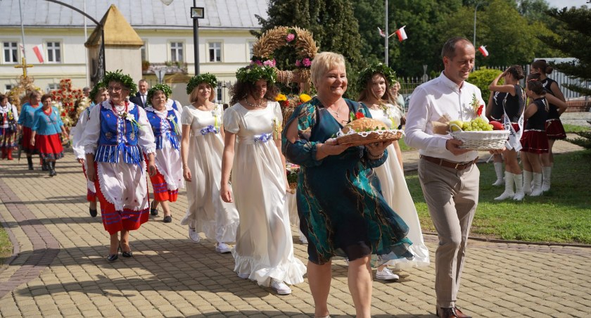 Dożynki w Sieniawie 2023: kolorowo i muzycznie podziękowali za plony 