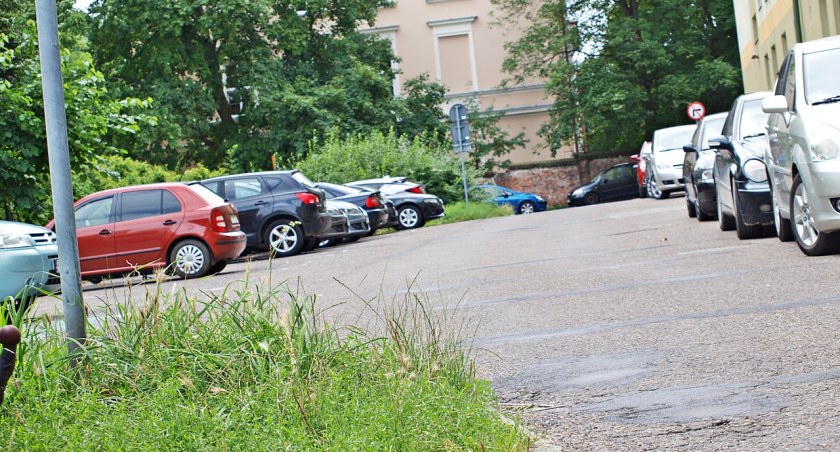 Policja twierdzi, że na Sierakowskiego nie padły strzały. Właściciele uszkodzonych aut w rozkroku