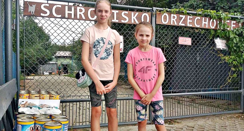 Jak zapowiedziały, tak zrobiły! 4 rezolutne dziewczęta z osiedla Kmiecie podarowały karmę zwierzakom ze schroniska