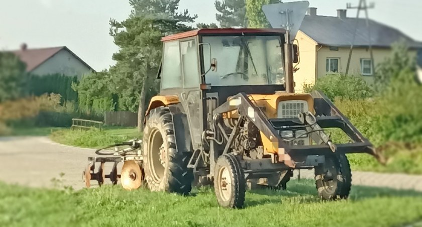 Pijany traktorzysta pożegnał się z prawem jazdy 