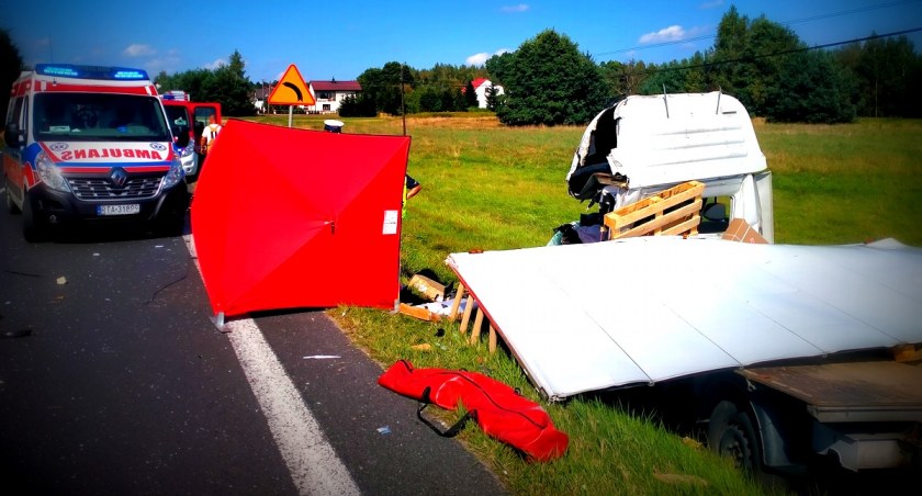 Śmiertelny wypadek w Cmolasie: w czołowym zderzeniu renault z ciężarówką zginął 34-letni kierowca
