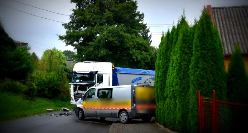Wypadek w Tapinie: bus na łuku drogi zderzył się z ciężarówką