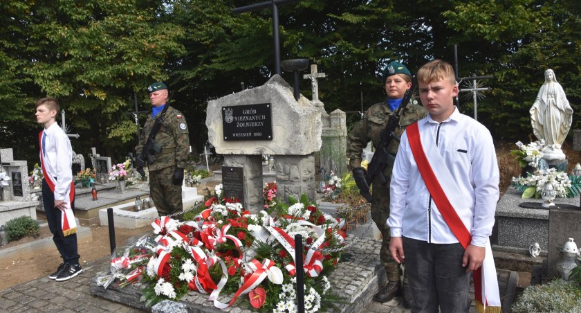 Salwa honorowa i apel poległych ku pamięci bohaterów w Ujeznej