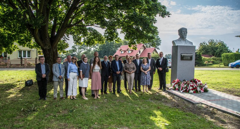 Tu się urodził i chodził do szkoły, tu ma swój pomnik i ulicę. Radymnianie wspinali jednego ze swoich najwybitniejszych mieszkańców