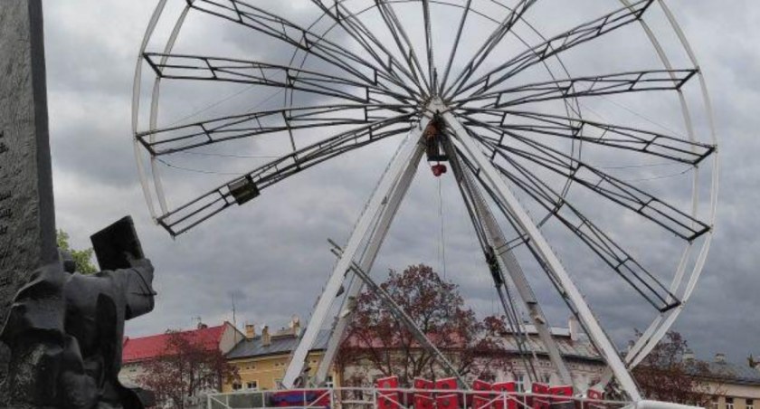 100 tysięcy złotych kary za nielegalny montaż koła widokowego na pl. Niepodległości w Przemyślu