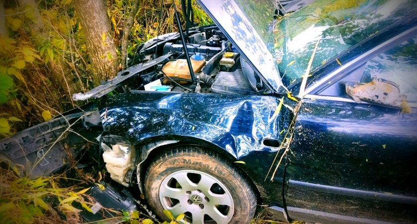 Niebezpieczne zdarzenie na drodze! Kierujący z niewyjaśnionych przyczyn zjechał na przeciwległy pas ruchu