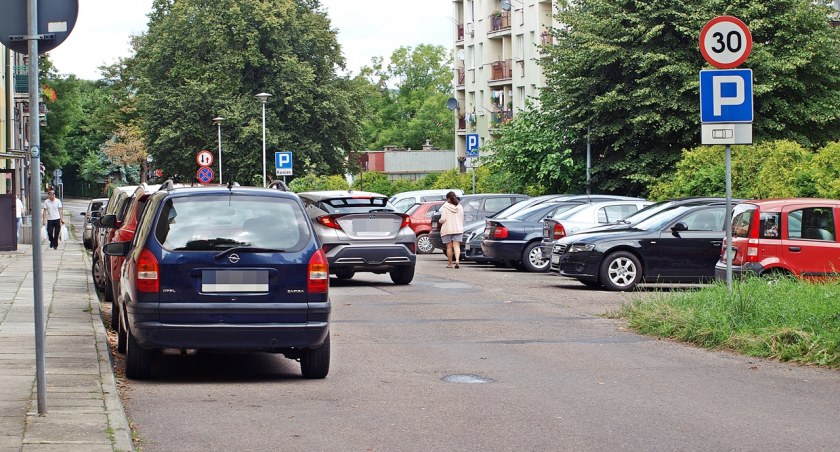 Właściciele uszkodzonych aut z ulicy Sierakowskiego wciąż czekają...