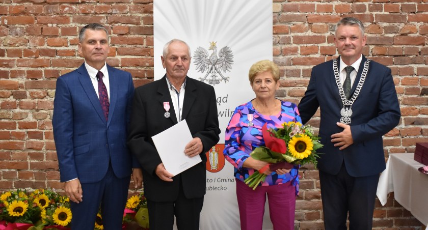 Medale i toasty na cześć małżonków