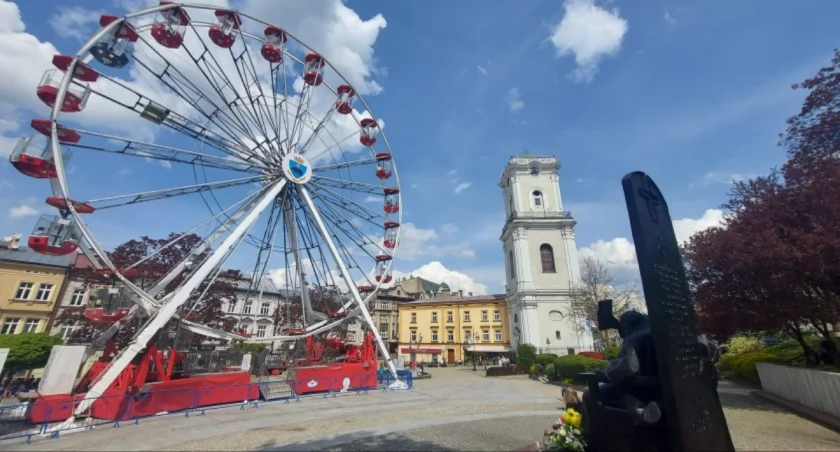 Plac Niepodległości wciąż czeka na naprawę. Można z „Fiore”, można i „Roblandem”