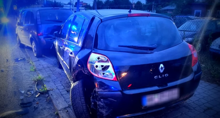 Pijana kierująca uszkodziła samochody zaparkowane na chodniku przy ul. Bohaterów Getta w Przemyślu. 