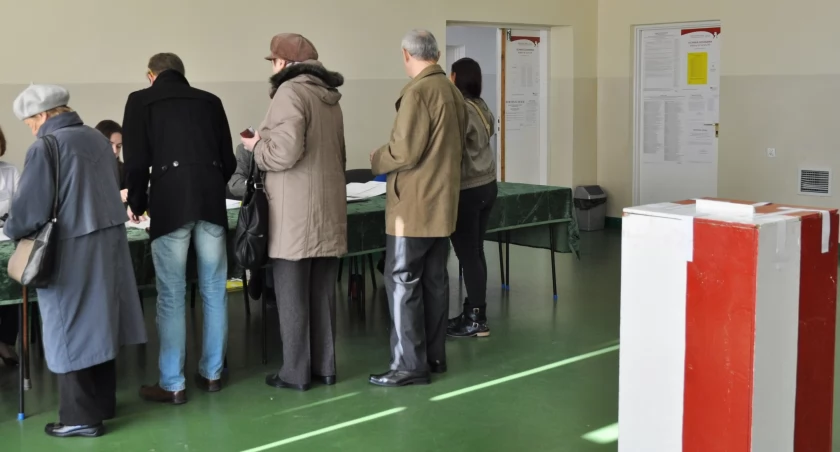 Wybory parlamentarne 2023. Rekordowa frekwencja! Wyniki exit poll na g. 21 i możliwy podział mandatów