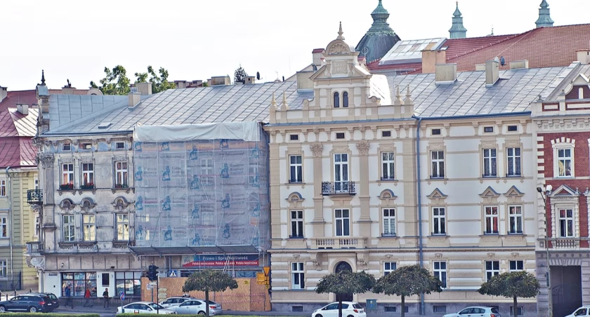 „Łamana” kamienica sprzed ponad 130 lat pięknieje [ZDJĘCIA]