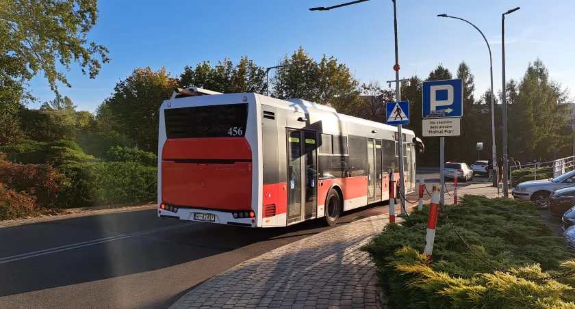 Mieszkańcy chcą powrotu bezpośredniego połączenia. Miasto twierdzi, że jest optymalnie