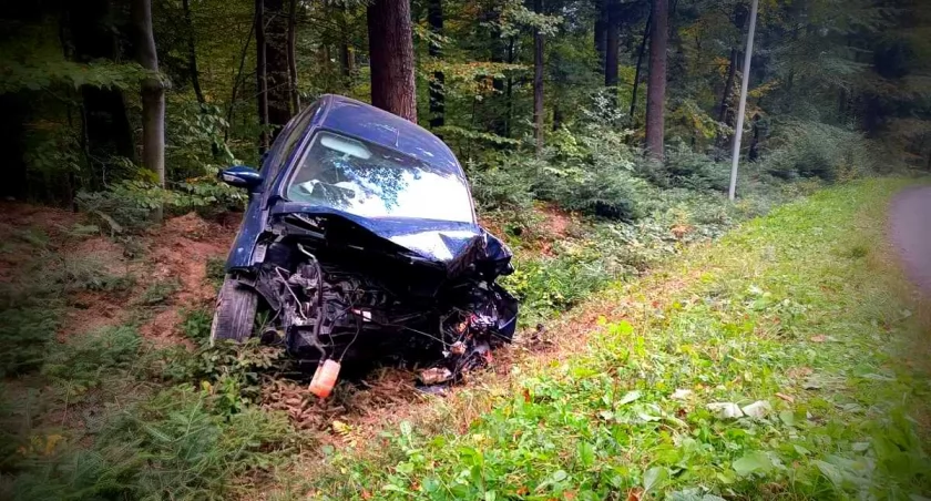 Wypadek w Izdebkach: 23-latek w ciężkim stanie trafił do szpitala