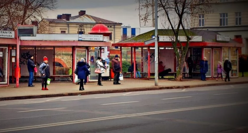 Sygnały Czytelników: Brudne szyby, połamane ławki i ledwie trzymający się dach przystanków przy Jagiellońskiej