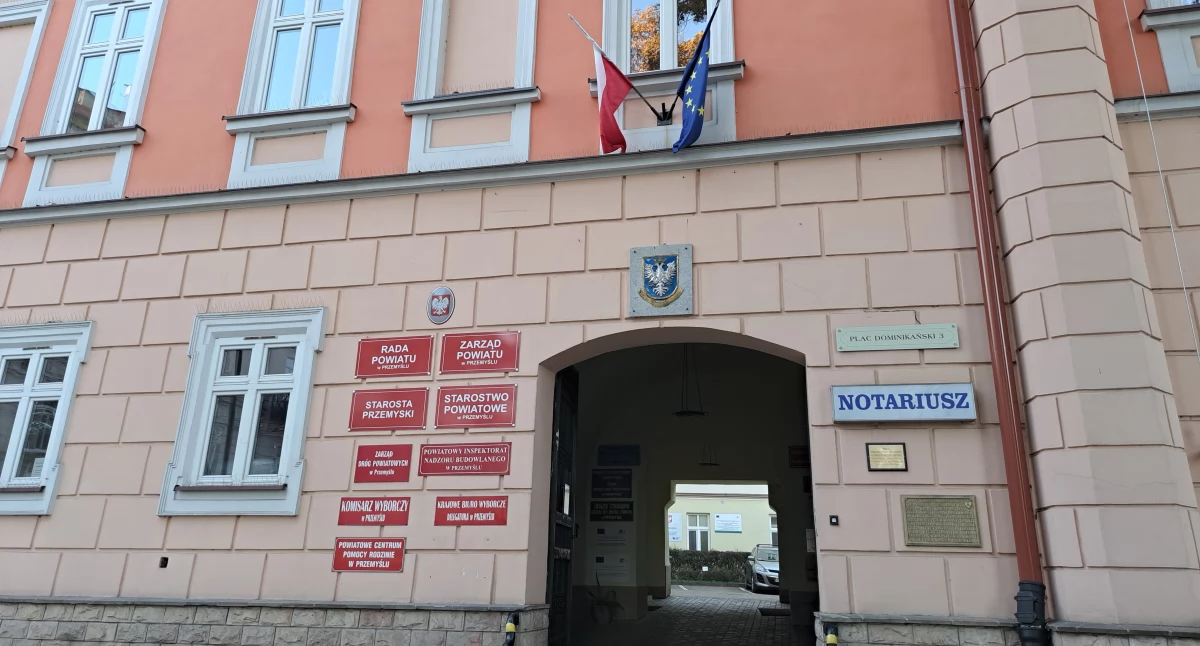 Niedostępna winda w przemyskim starostwie problemem niepełnosprawnych. Urząd przeprasza za utrudnienia