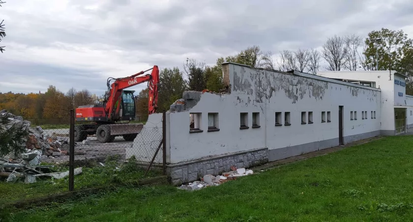 Trwa wyburzanie lodowiska w Przemyślu [ZDJĘCIA, WIDEO]