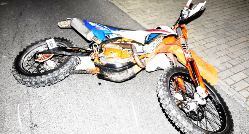 Szarżował motocyklem, jeżdżąc na jednym kole i bez kasku. Skończyło się fatalnie