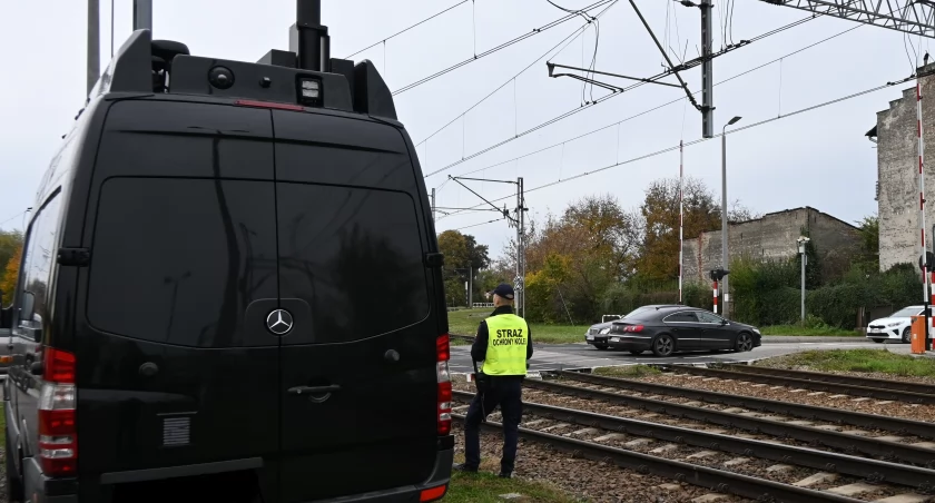 Sokiści do kierowców: – Z opadającymi rogatkami lepiej się nie ścigać