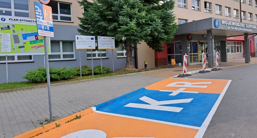 Pocałuj i jedź, czyli strefa krótkiego postoju przy szpitalu w Przemyślu. Czy nowe rozwiązanie się sprawdzi?