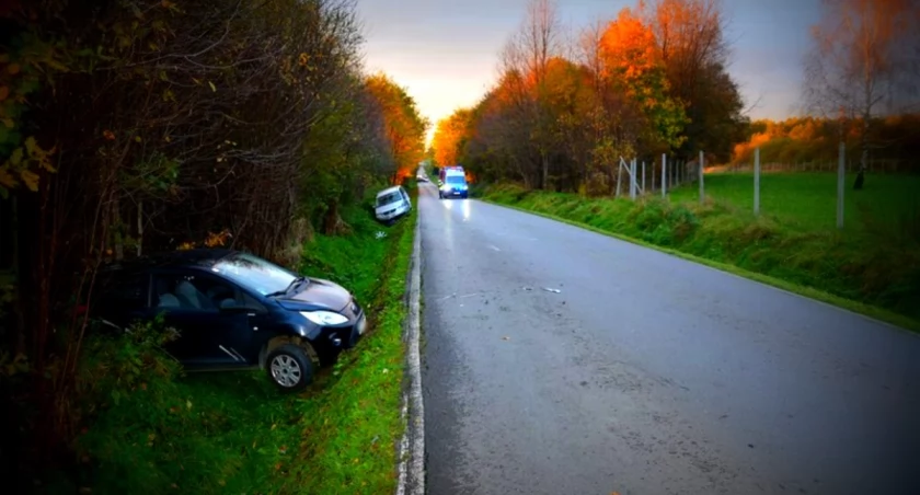 Czołowe zderzenie volkswagena z fordem. Jeden z kierujących zasnął za kierownicą