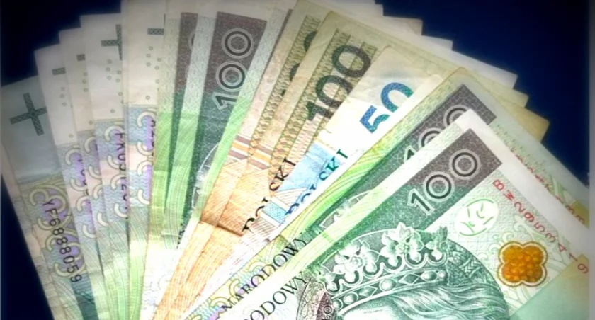 Zostawiła pieniądze: 1400 zł w bankomacie, bo myślała, że jest zepsuty