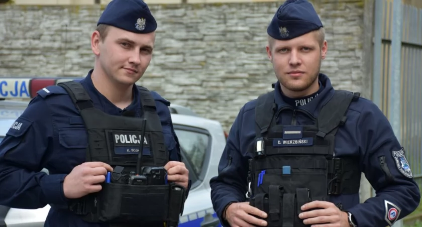 Seniorka w kapciach szła jedną z ulic Jarosławia. Świadek zareagował, pomogli policjanci