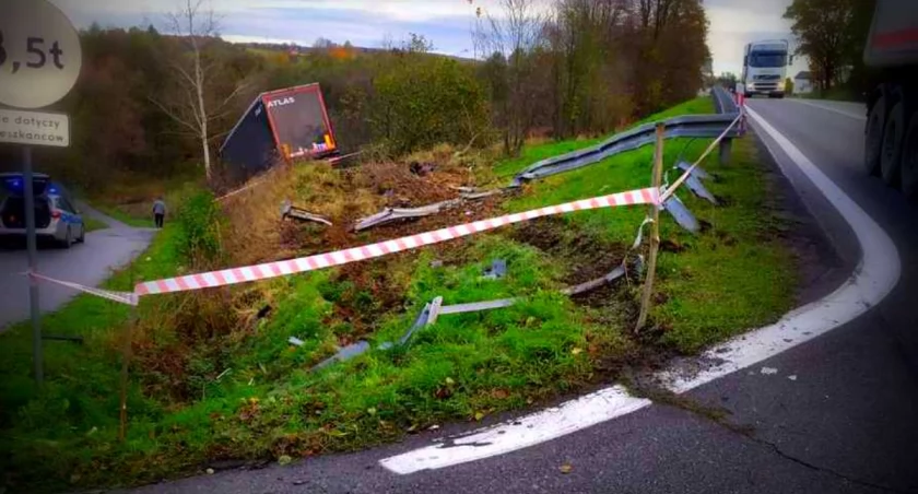 Jasienica Rosielna: Nietrzeźwy kierowca tira zjechał z drogi