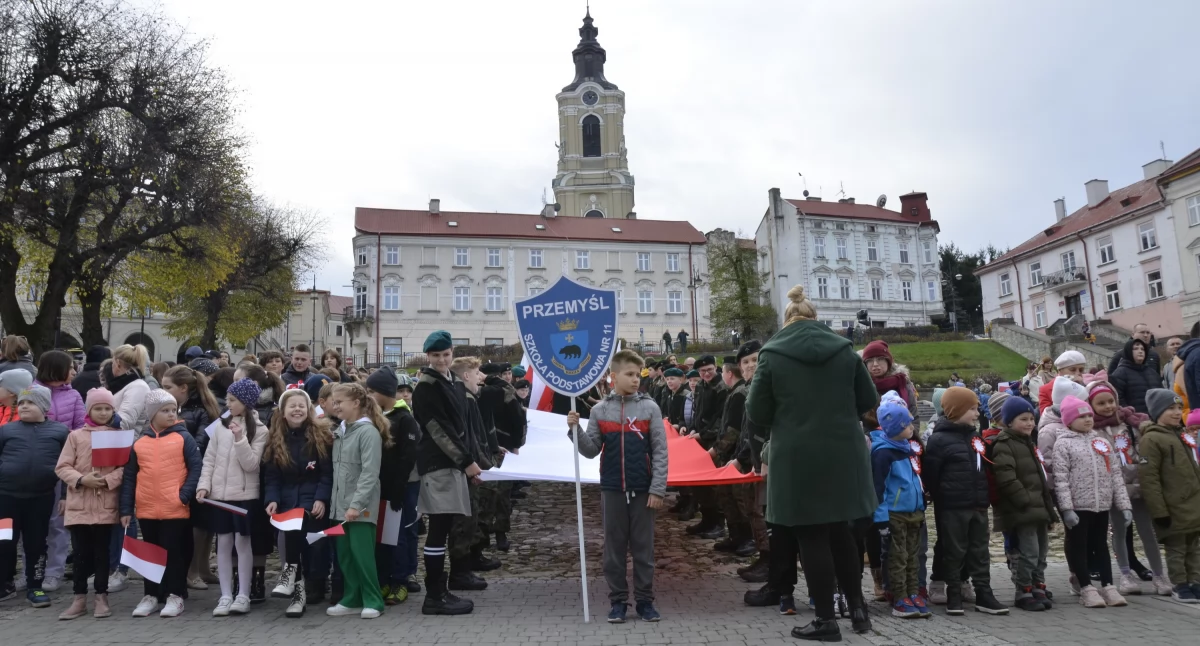 Dzieci tłumnie wypełniły Rynek. Wspólnie odśpiewały Mazurka Dąbrowskiego. POSŁUCHAJCIE! [ZDJĘCIA]