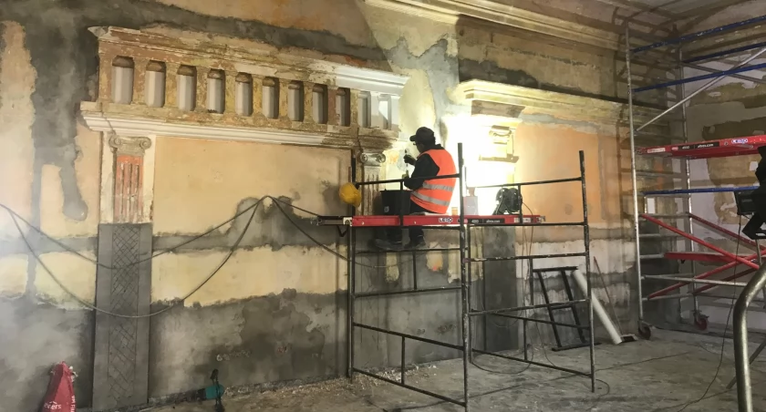 Ciekawe odkrycia w koszarowej sali balowej przy ul. Okrzei w Przemyślu [ZDJĘCIA]