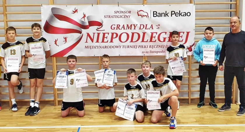 Młodzi adepci piłki ręcznej w Przemyślu zagrali dla „Niepodległej” [ZDJĘCIA]