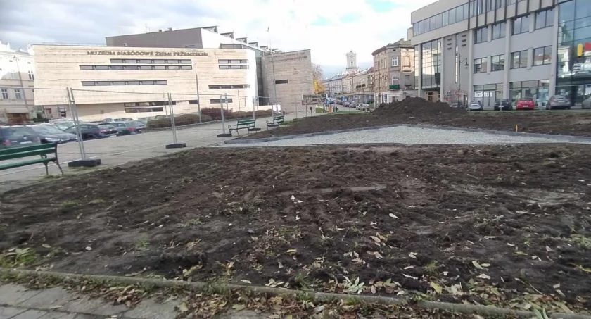 Ruszyły prace przy pl. Rybim w Przemyślu. Powstanie zielona strefa relaksu 