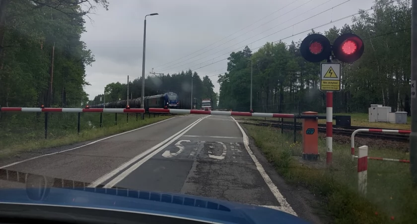 Siedział na torach i czekał na... śmierć. Od tragedii odwiedli go policjanci