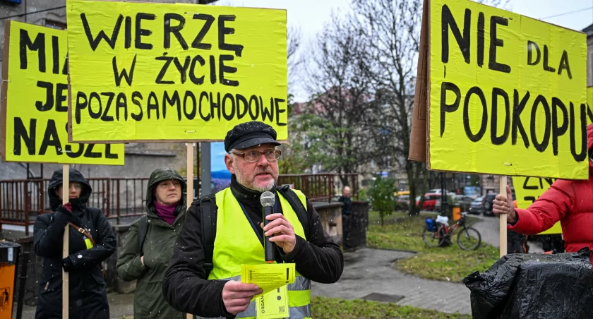 Protestowali przeciw podkopom pod mostem kolejowym [ZDJĘCIA, WIDEO]