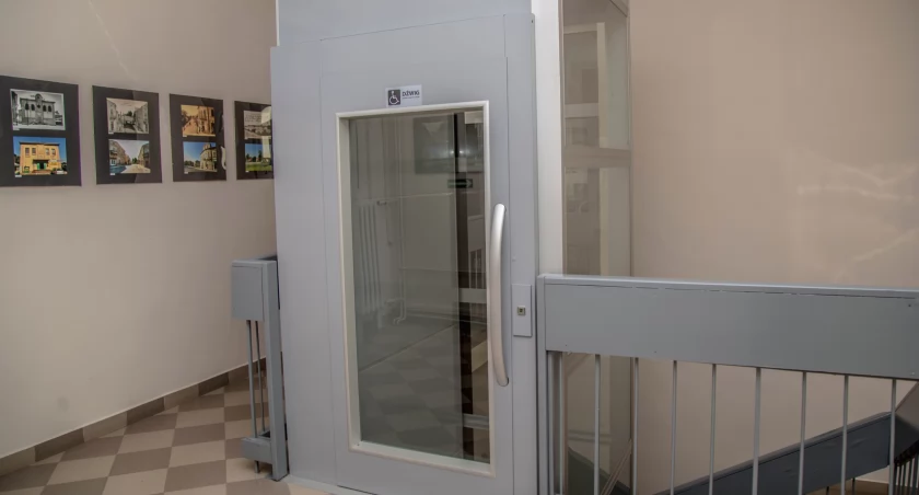 Radymniański urząd niweluje bariery. Zainstalowano windę