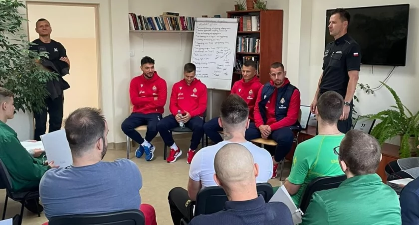 Piłkarze Wisły Kraków i aktor Lech Dyblik w szczerej rozmowie z osadzonymi
