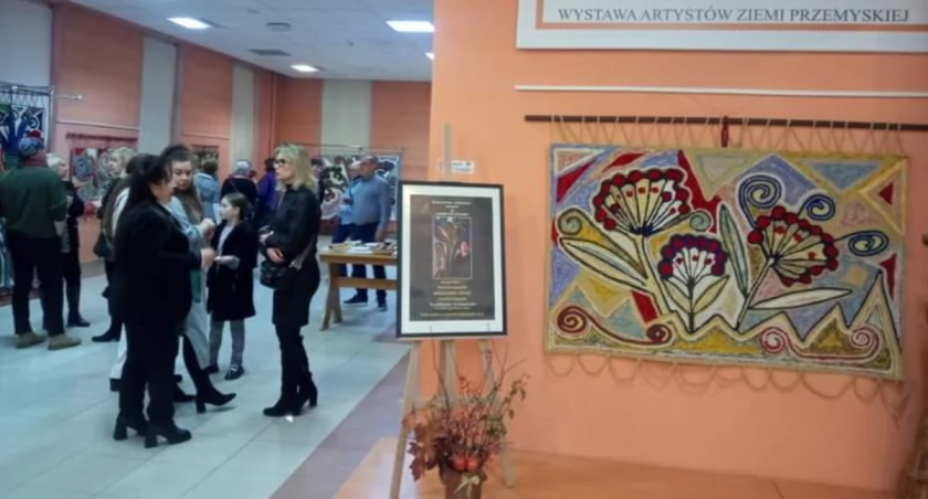 Niezwykła wystawa kilimów. „Galeria pod Szpakiem” w Przemyślu przeżywa prawdziwe odrodzenie