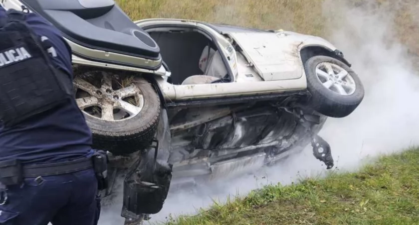 Dymiąca się toyota w rowie, a w niej dwie półprzytomne kobiety. Obu udało się pomóc