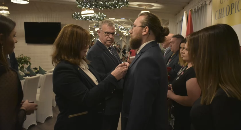 W Urzędzie Gminy Chłopice wręczono medale zasłużonym urzędnikom