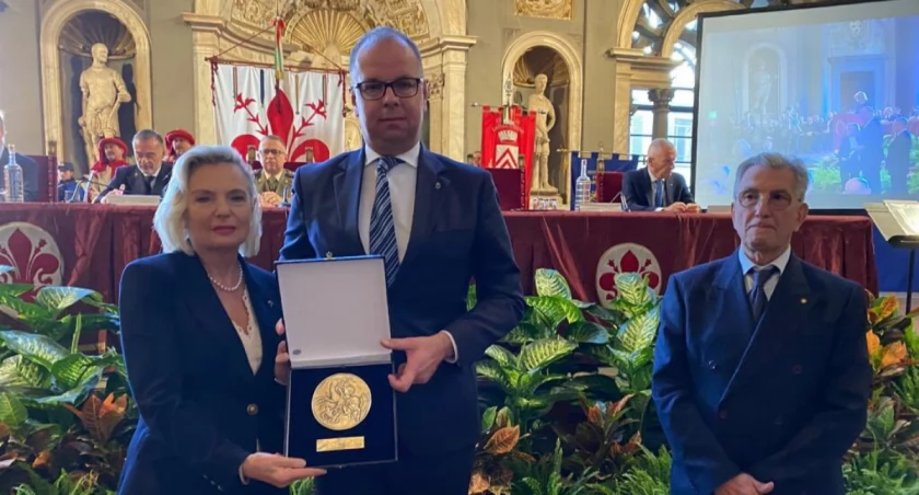 Tarcza św. Marcina dla włodarza Przemyśla i mieszkańców za pomoc Ukrainie